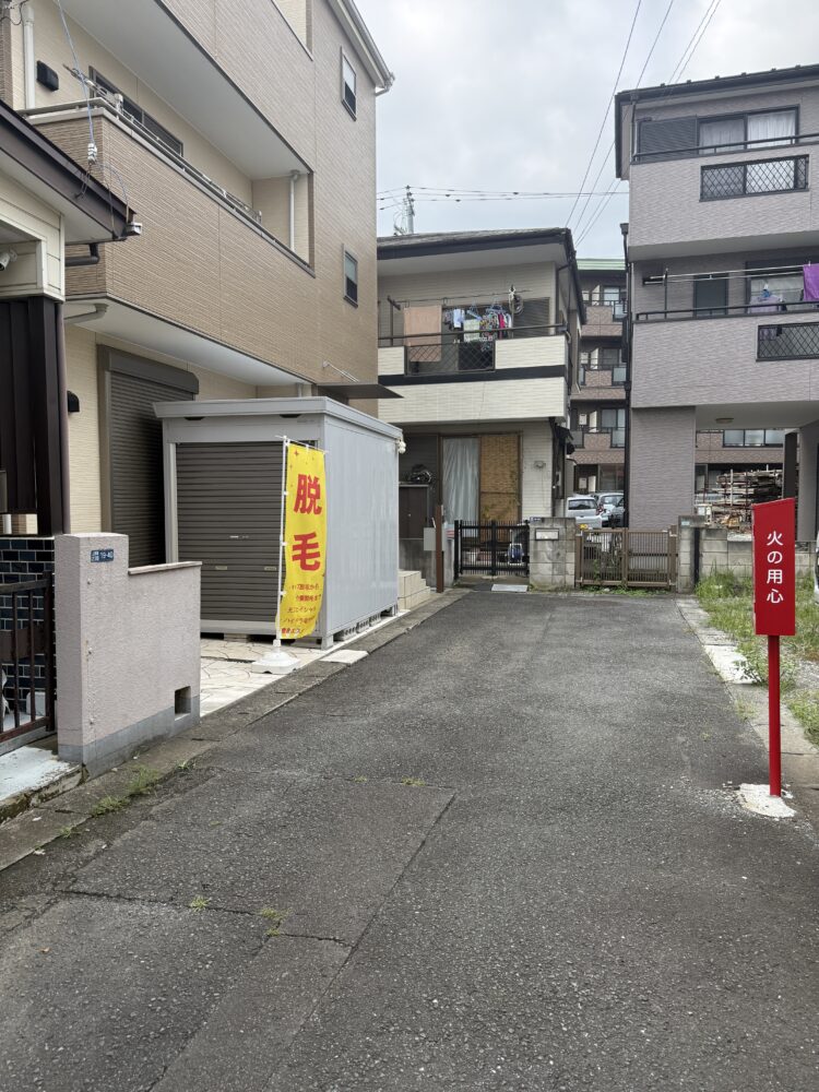 Dupont志木店入口の目印となる黄色い脱毛ののぼり